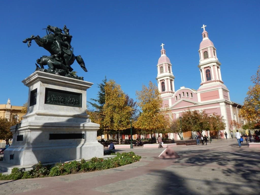 Plaza de los Héroes, estatua de Bernardo O’Higgins y Catedral de Rancagua
